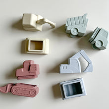 Load image into Gallery viewer, Squeezy Vehicle Bath Toy Set